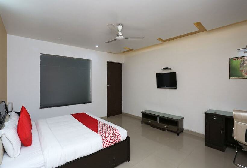 Hotel Oyo 13564 Near Prem Mandir