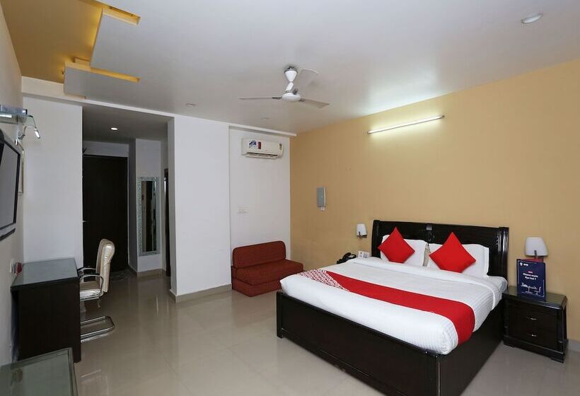 Hotel Oyo 13564 Near Prem Mandir