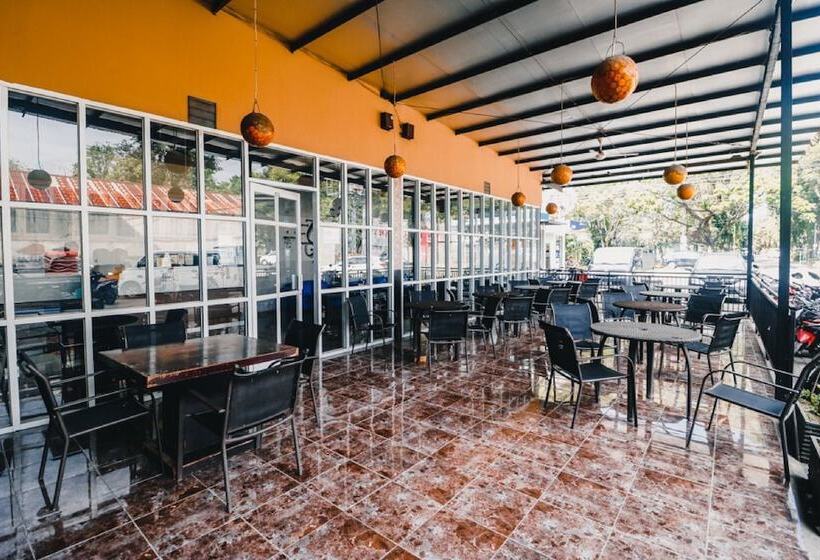 Отель Reddoorz Plus Near Sultan Hasanuddin Airport