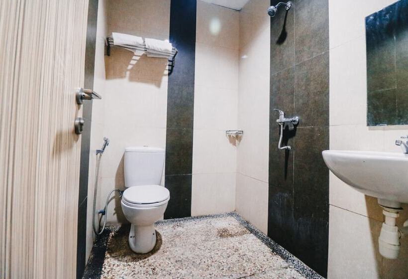 Отель Reddoorz Plus Near Sultan Hasanuddin Airport