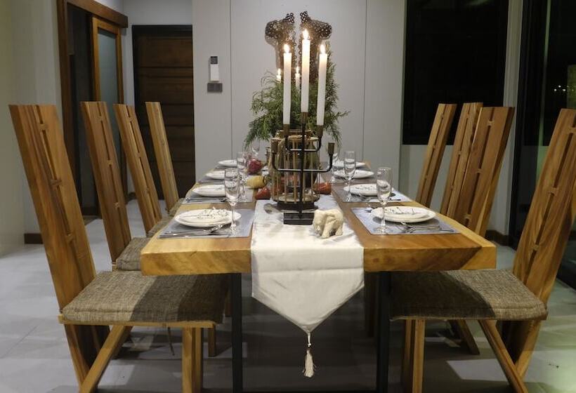 Moin Lakeside Pool Villa Chiangmai