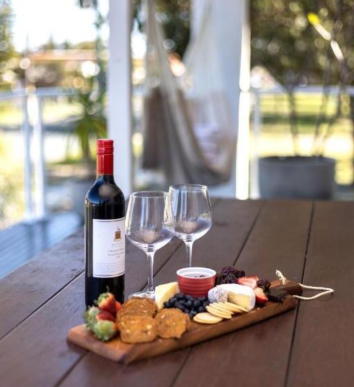 פנסיון Finns At Old Bar