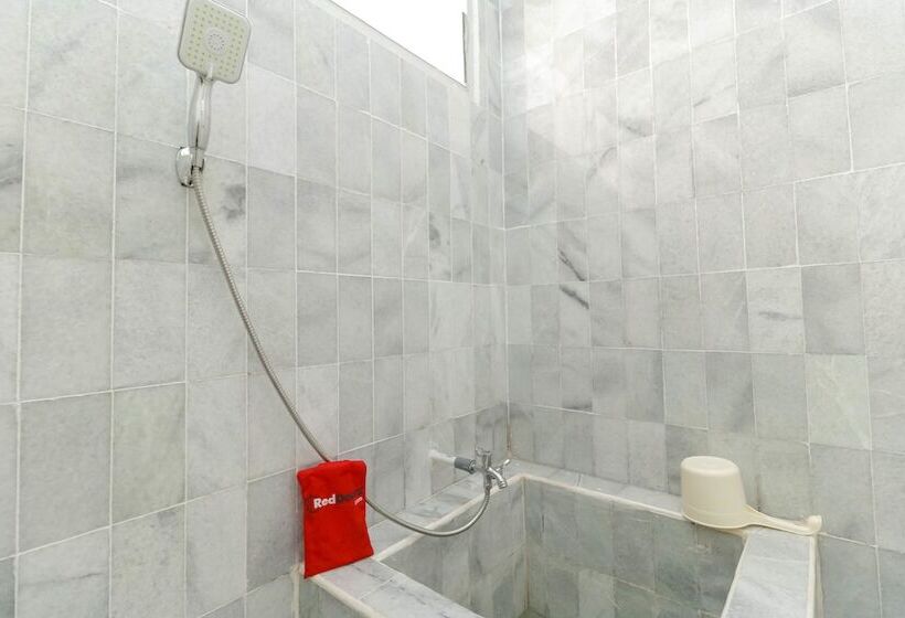 ペンション Reddoorz @ Lemabang