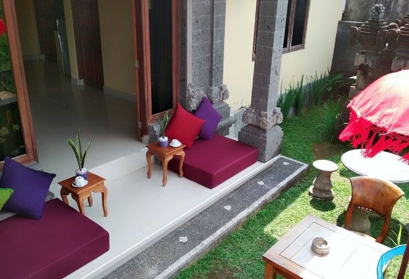 פנסיון Svaha Guest House