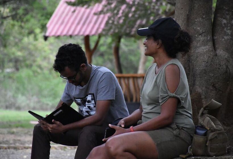 فندق صغير Funky Leopard Safari Lodge Bordering Yala National Park