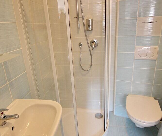 هتل House Of Roses