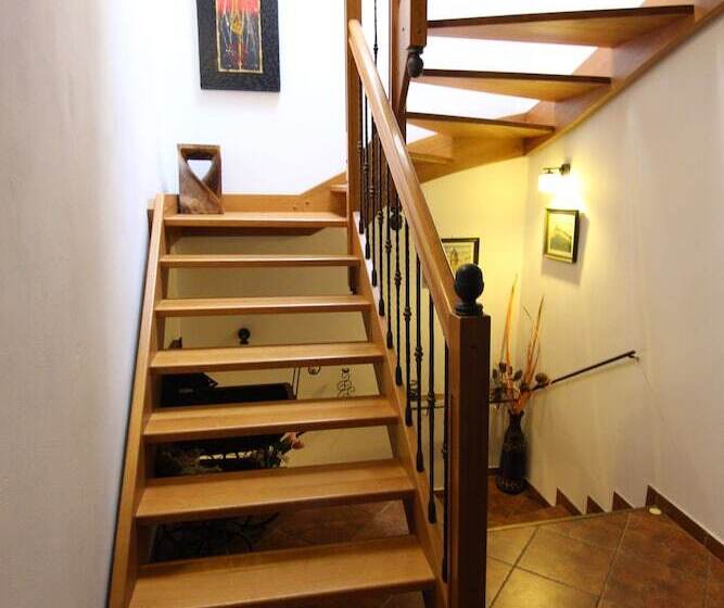 هتل House Of Roses