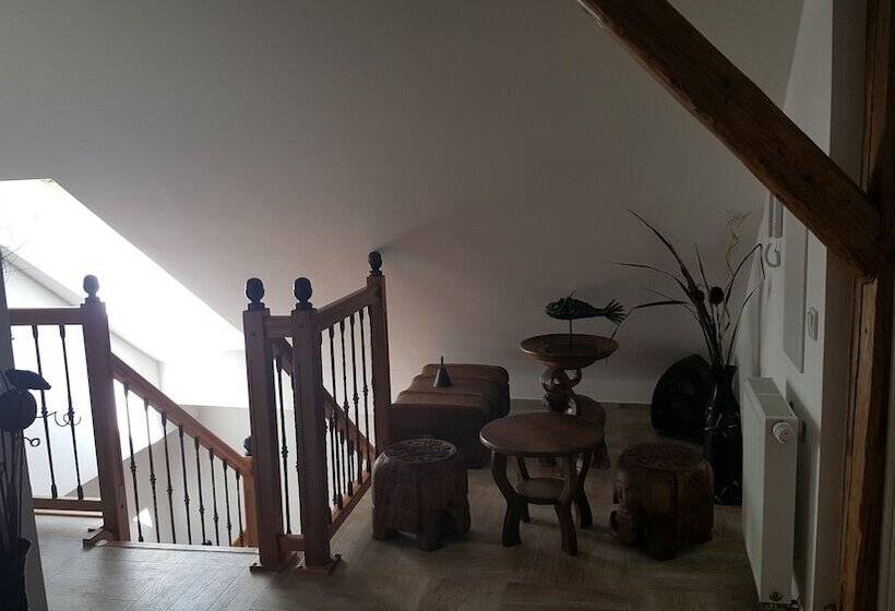 هتل House Of Roses