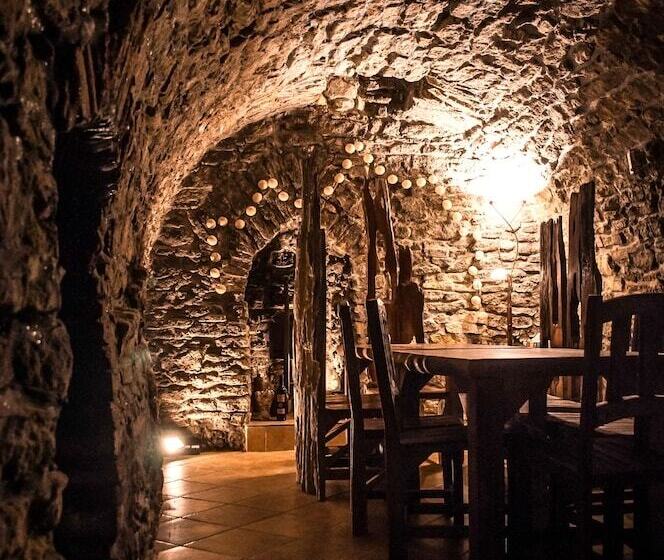 هتل House Of Roses