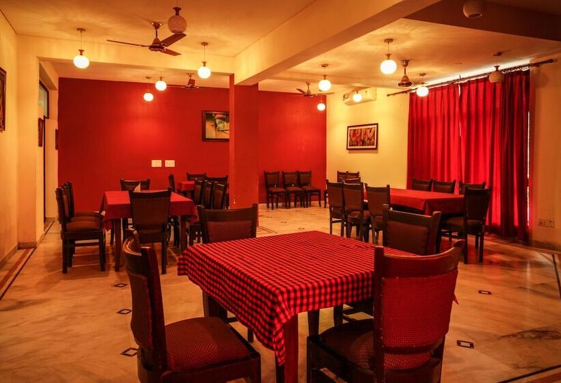 Отель Neeraj Bhawan