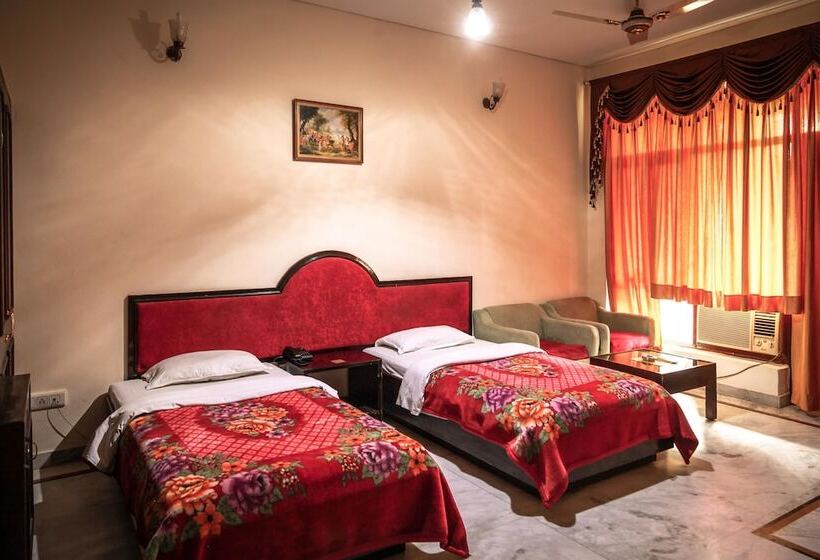 Отель Neeraj Bhawan