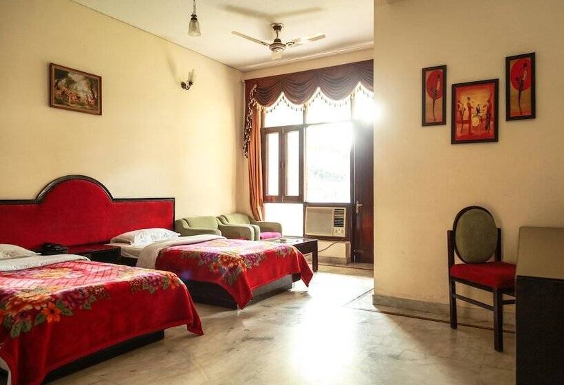 Отель Neeraj Bhawan