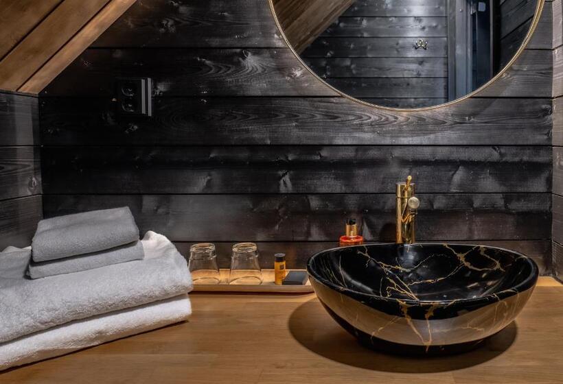 Отель Northern Lights Village Pyhä