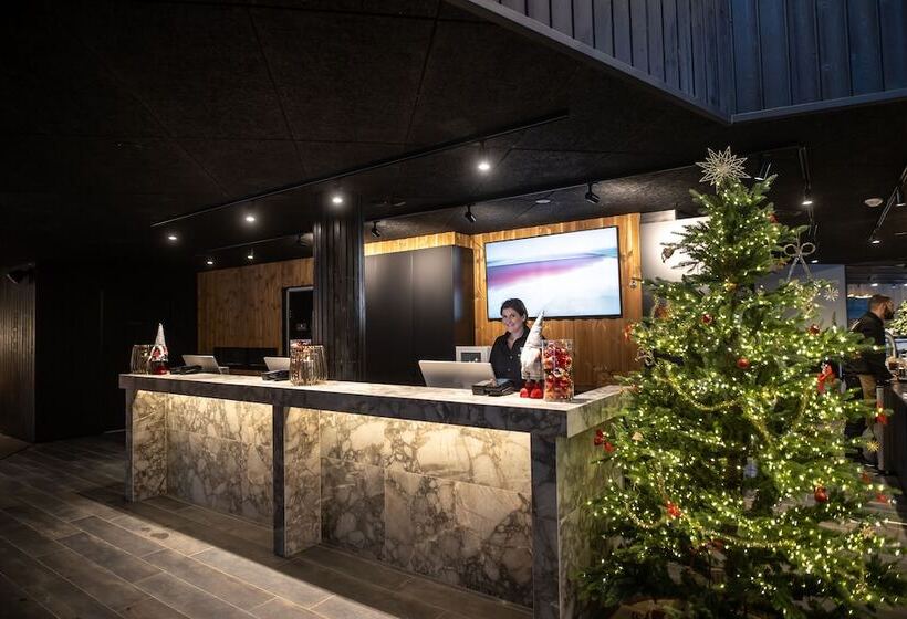 Отель Northern Lights Village Pyhä