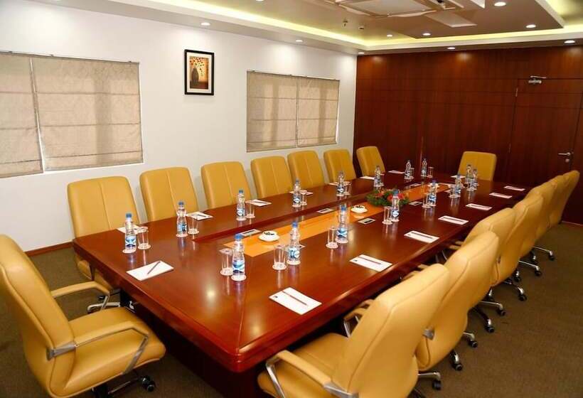 Отель Triguna Clarks Inn Kurnool