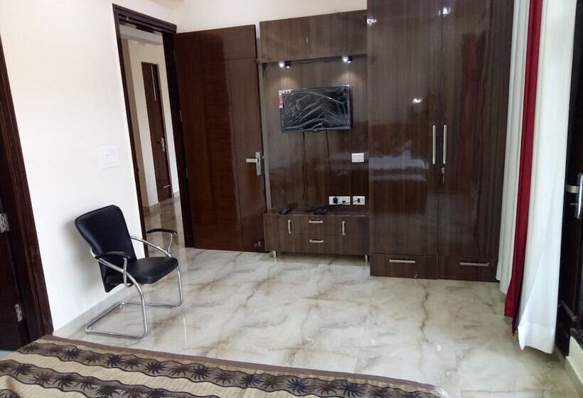 פנסיון Srm House