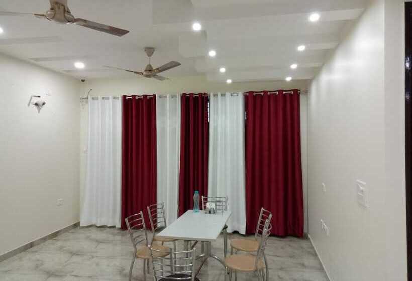 פנסיון Srm House