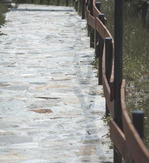 Sfendamos Wood Village