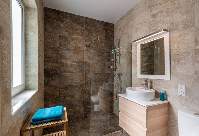 Yellow Pearl Apartments