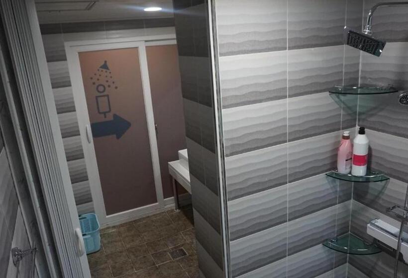 הוסטל Sh Guesthouse