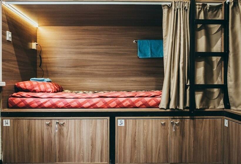 Anchor Park Capsule Hostel