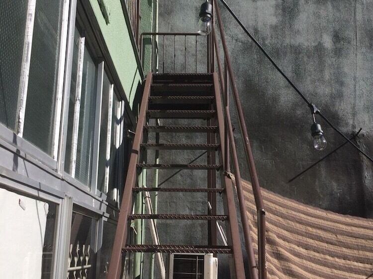 Cafe & Guest House Sofarii Hostel