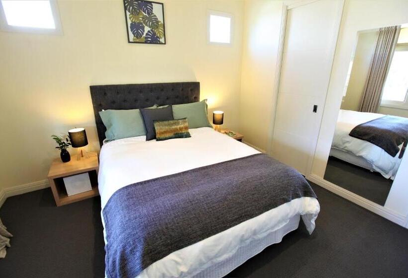 Healesville House   Magnolia House