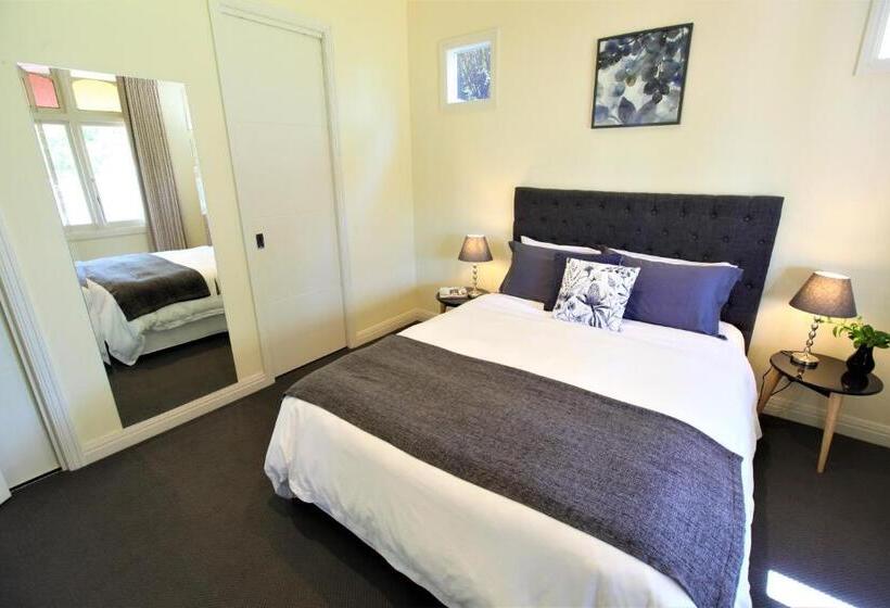 Healesville House   Magnolia House