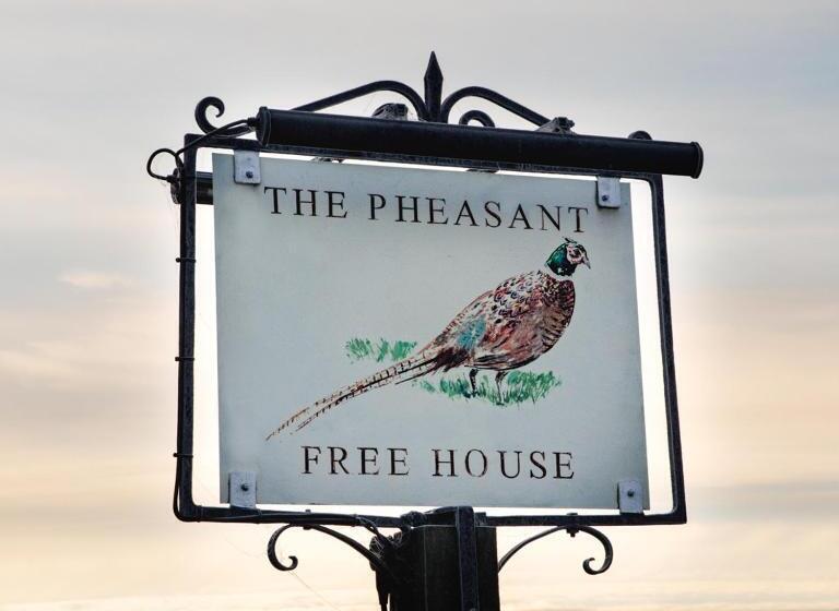 簡易ホテル The Pheasant Pub At Gestingthorpe Stylish Boutique Rooms In The Coach House