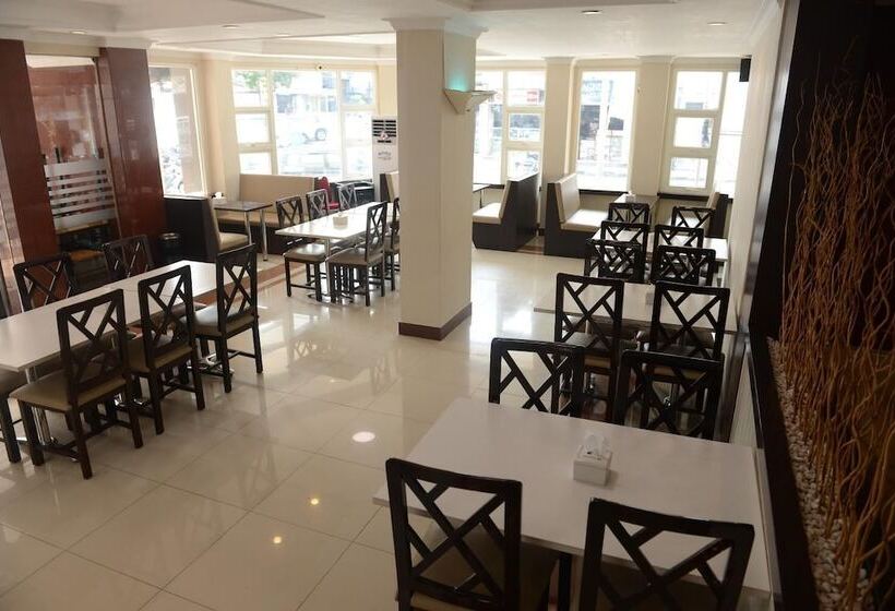 酒店 88 Diponegorojember By Wh