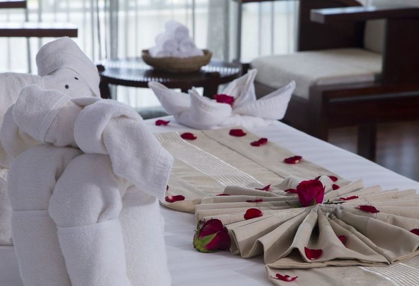 Отель Azura Beach Resort