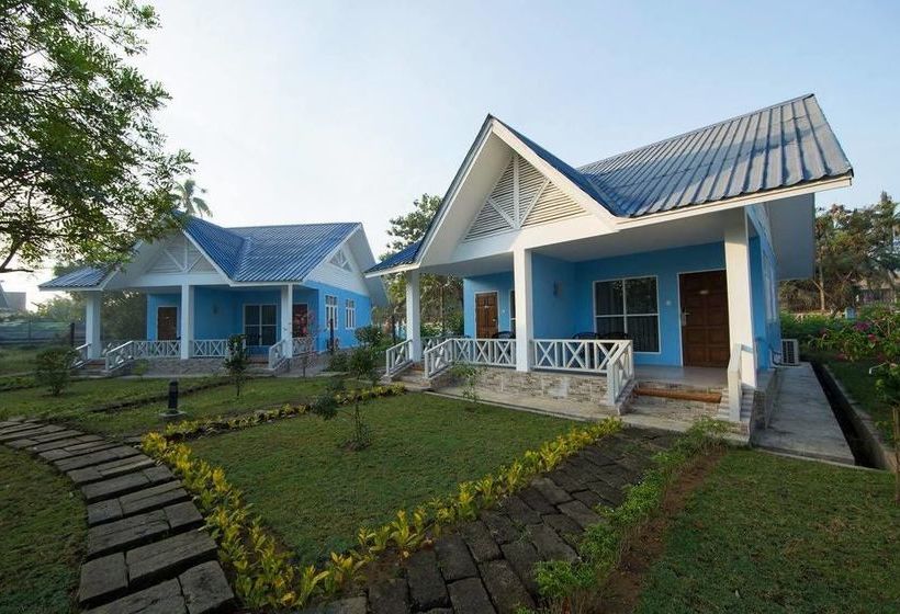 Отель Azura Beach Resort