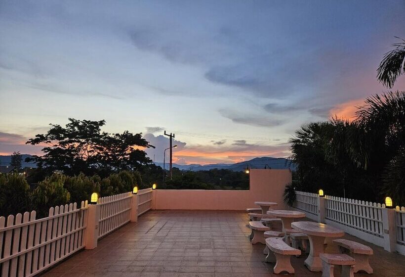 בית מלון כפרי Charming Home Resort