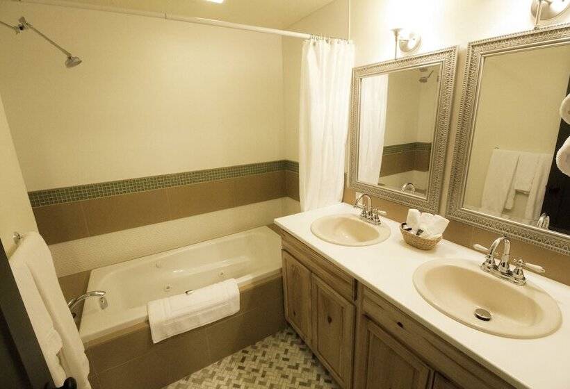 Отель Colter's Lodge