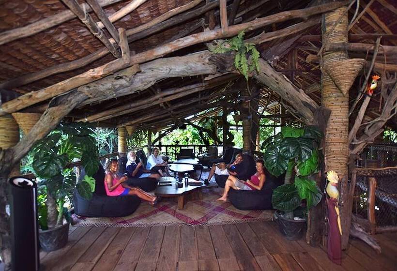 هتل Vanuatu Secret Garden Resort