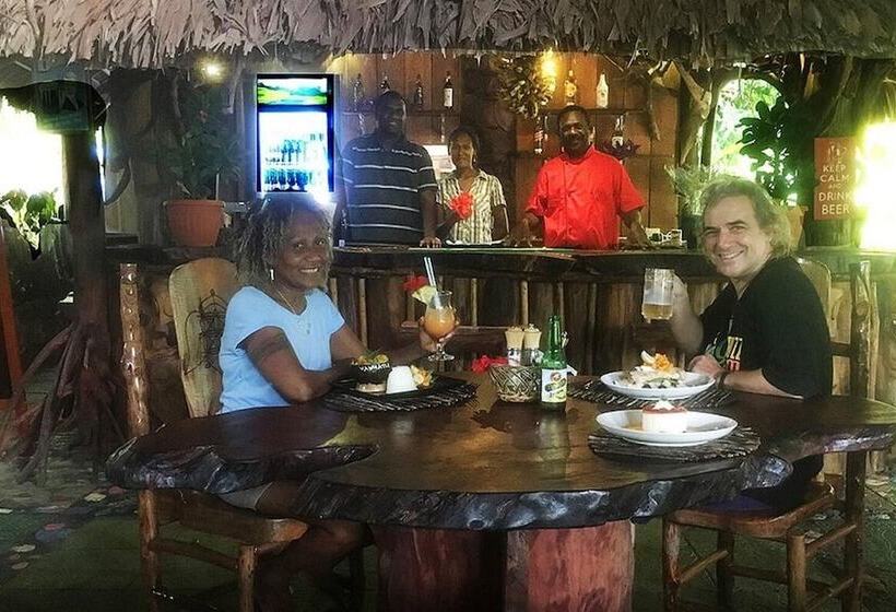 هتل Vanuatu Secret Garden Resort