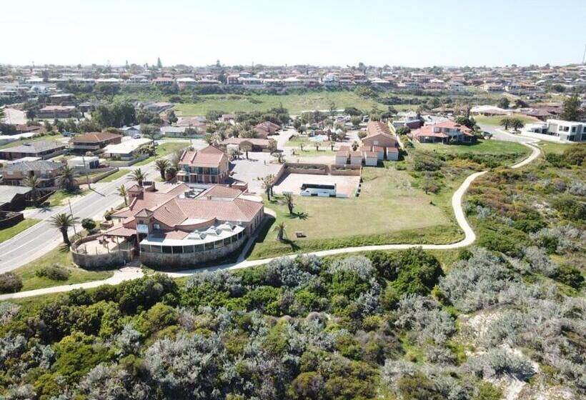 فندق على الطريق The African Reef