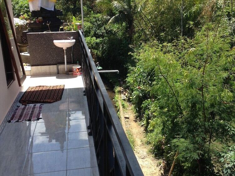 פנסיון Cebluk Sari Homestay