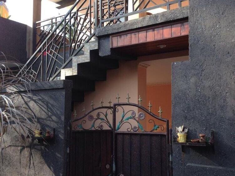 פנסיון Cebluk Sari Homestay