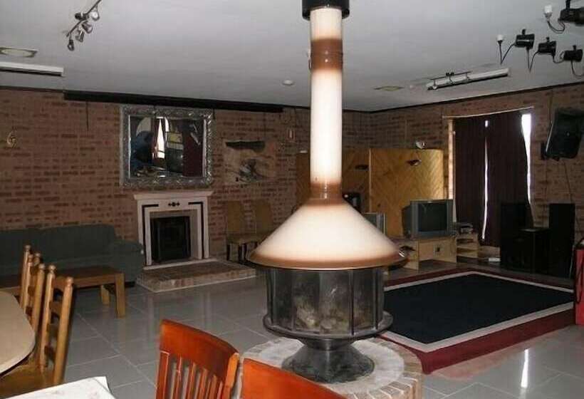 Snow Gate Motel And Apartments