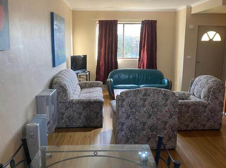 Snow Gate Motel And Apartments