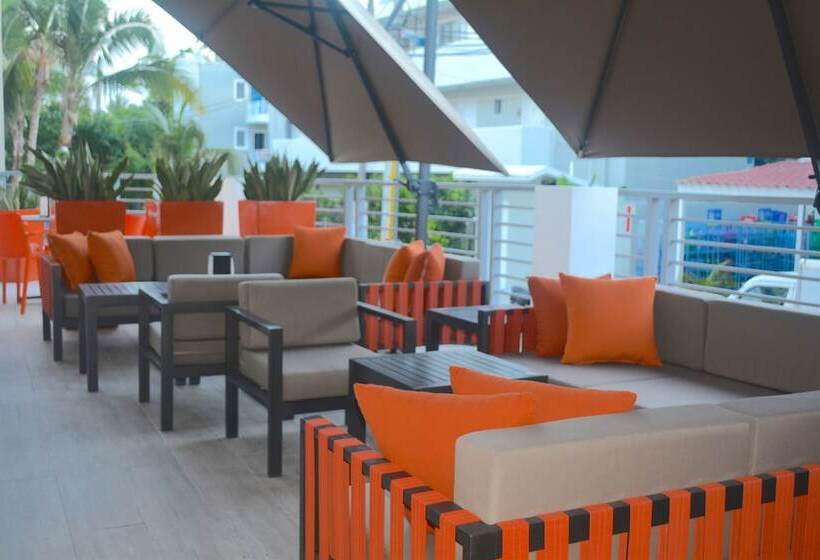 ホテル Ducassi Suites Rooftop Pool Beach Club & Spa