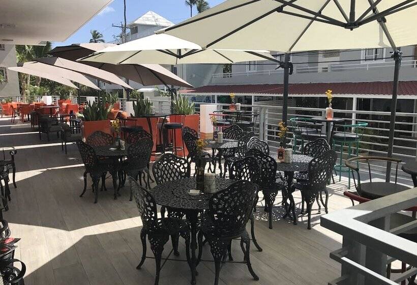 ホテル Ducassi Suites Rooftop Pool Beach Club & Spa