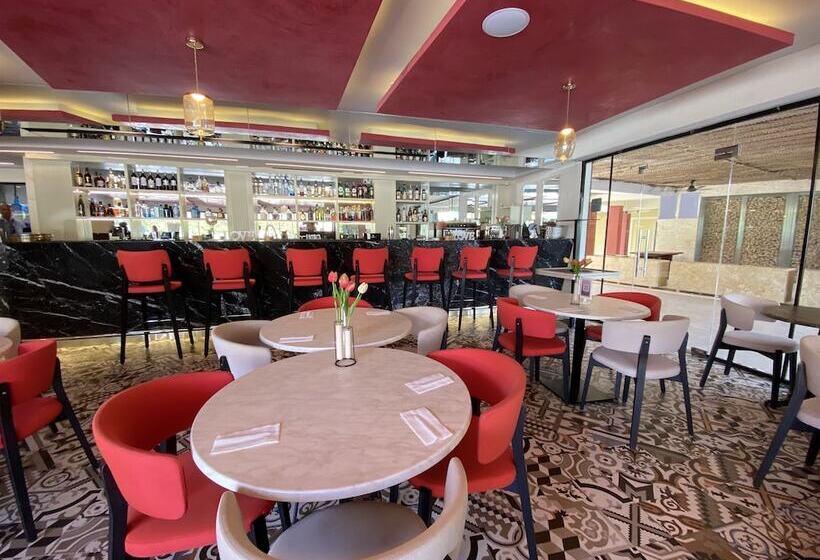 酒店 Ducassi Suites Rooftop Pool Beach Club & Spa