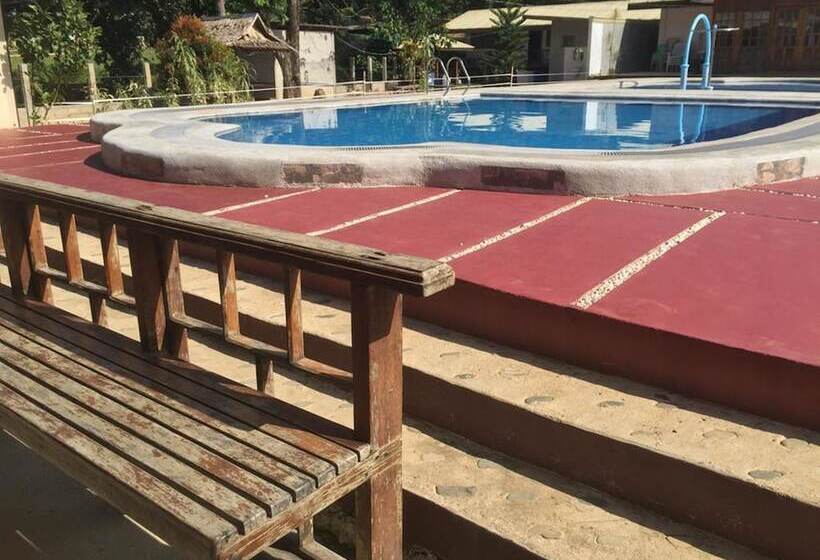 בית מלון כפרי Tay Lelong's Pension House