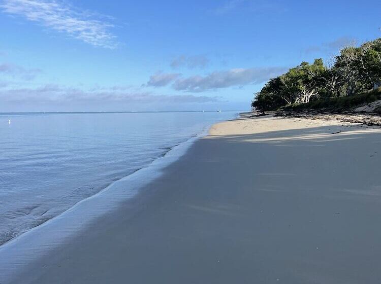 پانسیون Poé Côté Lagon Beach Bungalows