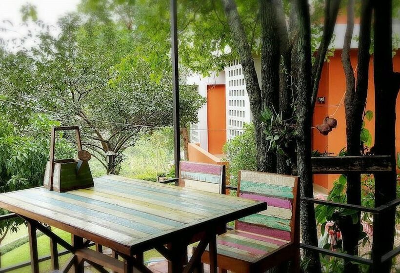 Отель Baan Phuchalianglom