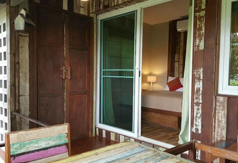 Отель Baan Phuchalianglom