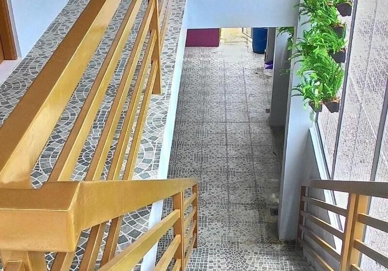 هتل Emperor's Suites