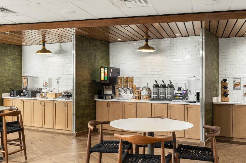 Отель Fairfield Inn & Suites By Marriott Salina